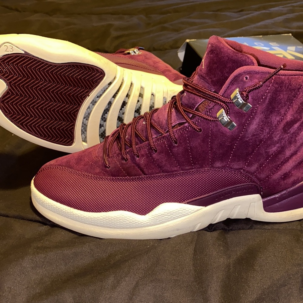 Jordan retro 12 maroon